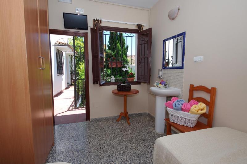 Twin Room with Shared Bathroom image 4