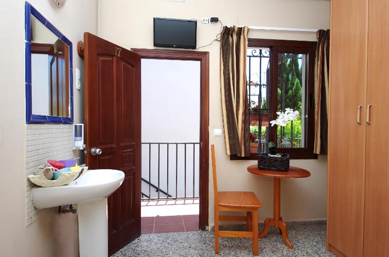 Double Room with Shared Bathroom image 4