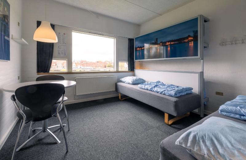 Twin Room with City View image 1