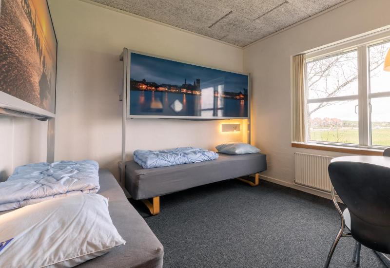 Twin Room with City View image 4