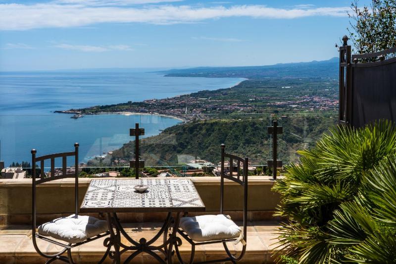 Deluxe Double or Twin Room with Sea View image 4
