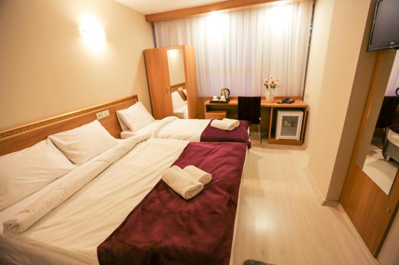 Deluxe Triple Room image 3