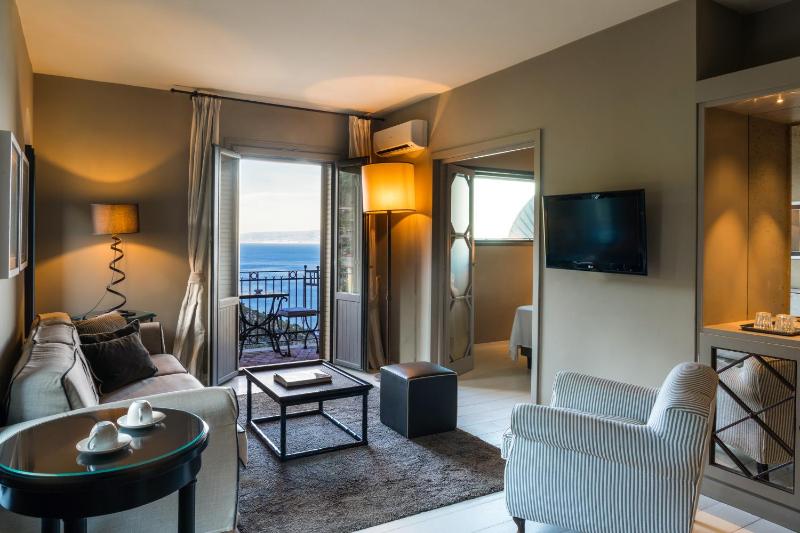 Luxury Suite with Sea View- Separate Building image 1