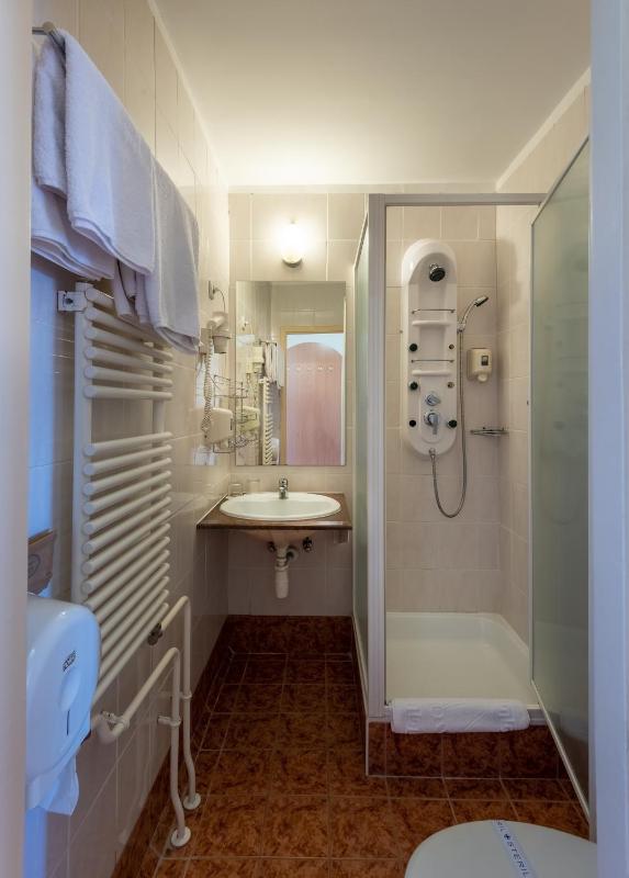Double or Twin Room with Extra Bed image 3