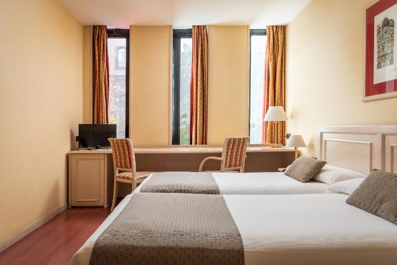 Standard Twin Room image 1