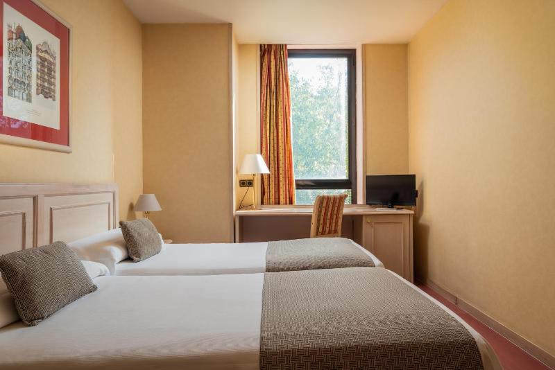 Standard Twin Room image 3