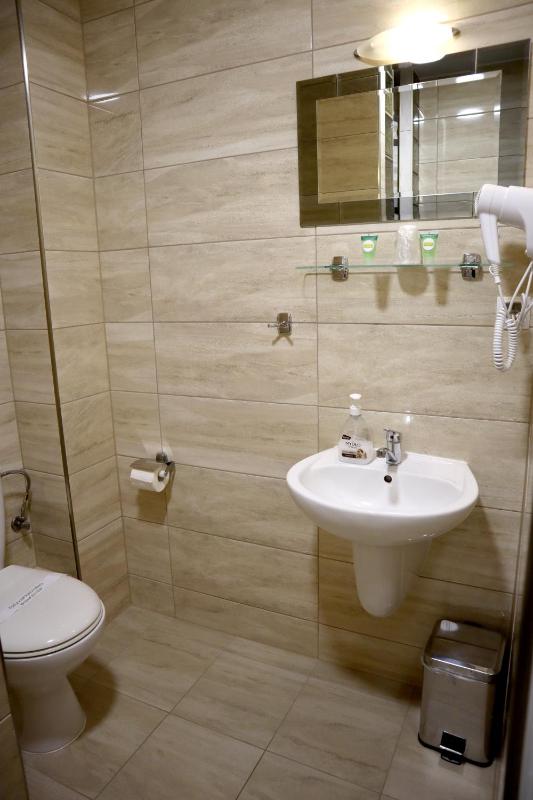Twin Room image 3