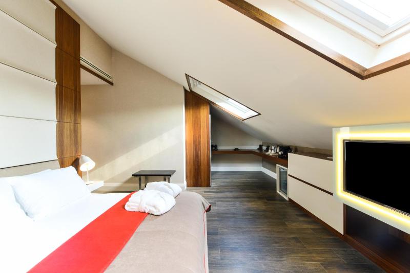 Suite with Hot Tub image 2