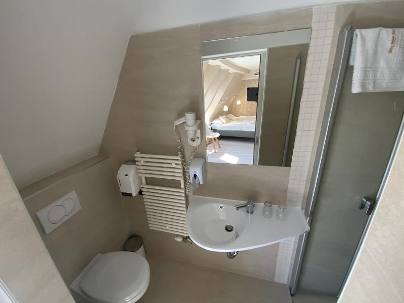 Standard Double Room image 4