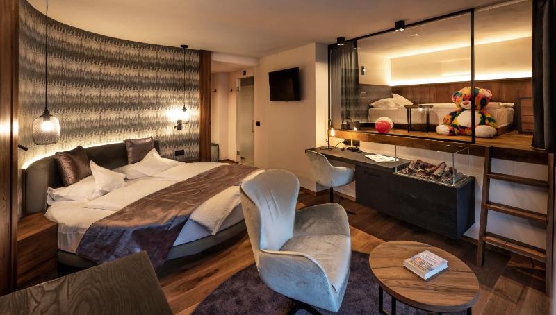 Romantic Junior Suite image 3
