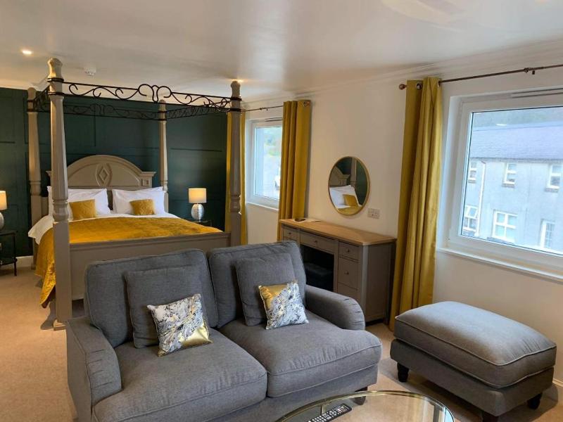 Suite With Four Poster Bed image 4