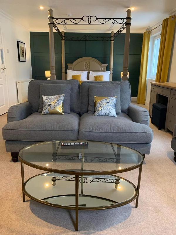 Suite With Four Poster Bed image 3