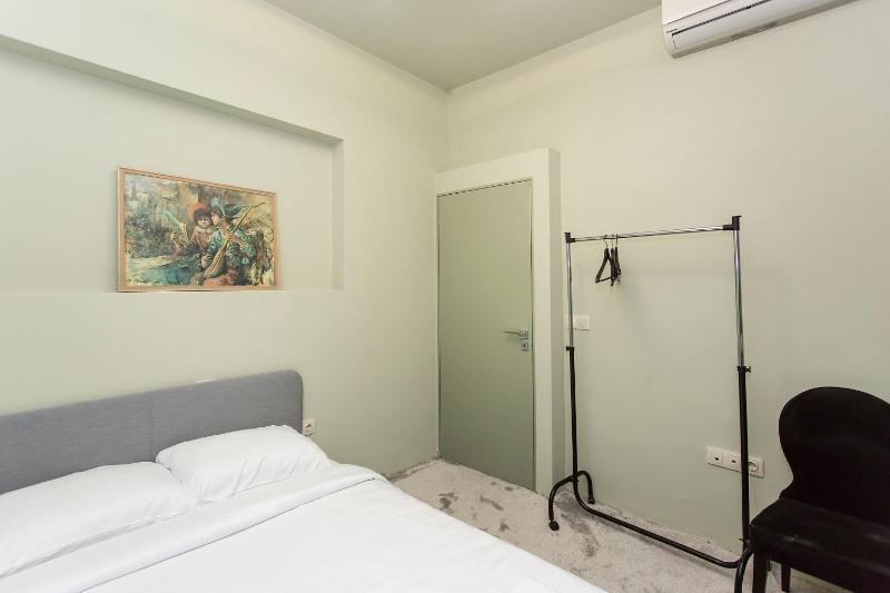 Elegant 2bdr Apartment with a Balcony - image 4