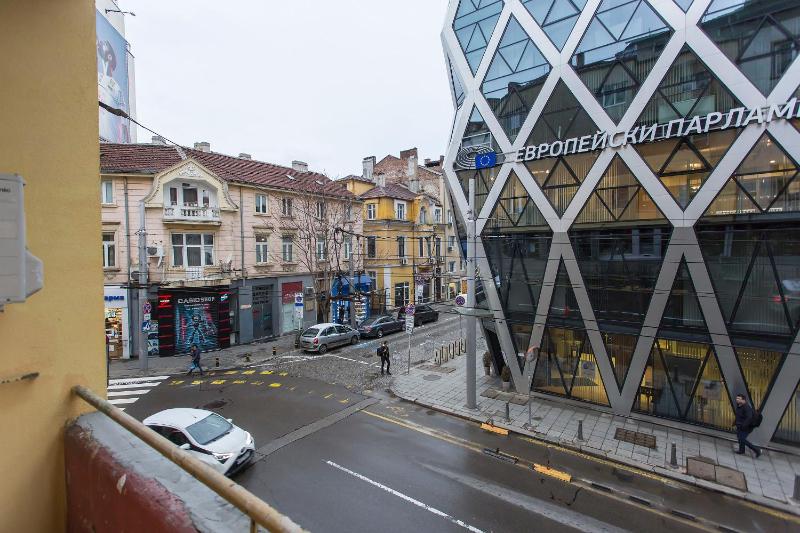 Elegant 2bdr Apartment with a Balcony - image 10