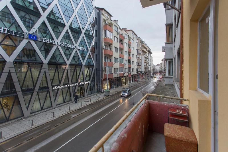 Elegant 2bdr Apartment with a Balcony - image 6