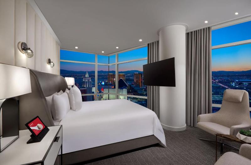 Sky Suites One Bedroom Penthouse – Strip View image 1