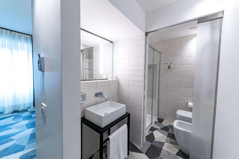 Superior Twin Room image 3