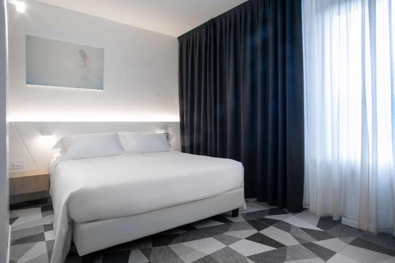 Deluxe Room with One Queen Bed and One Single Bed image 1