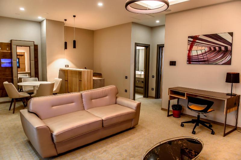 King Suite - Non-Smoking image 4