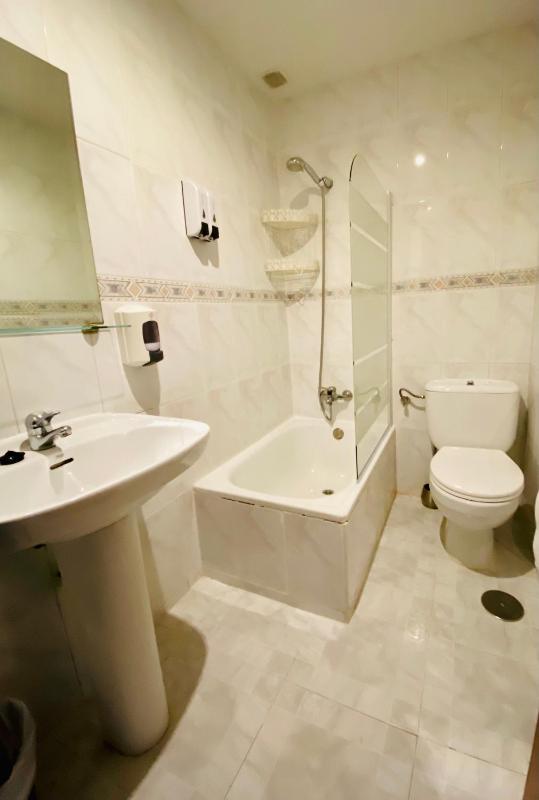 Twin Room image 3