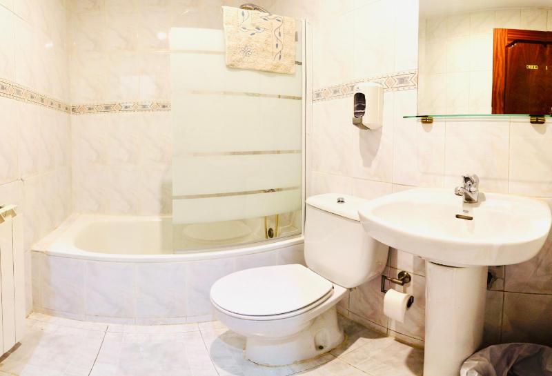 Double or Twin Room image 3