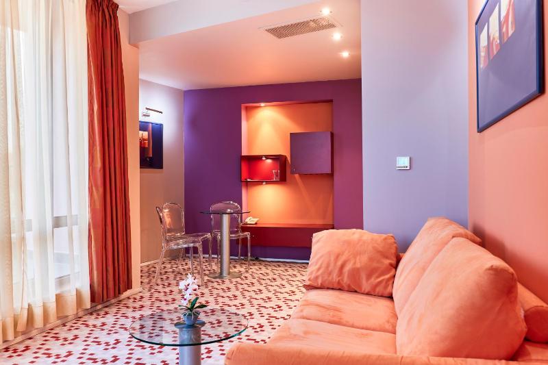 Monet Hotel - image 11