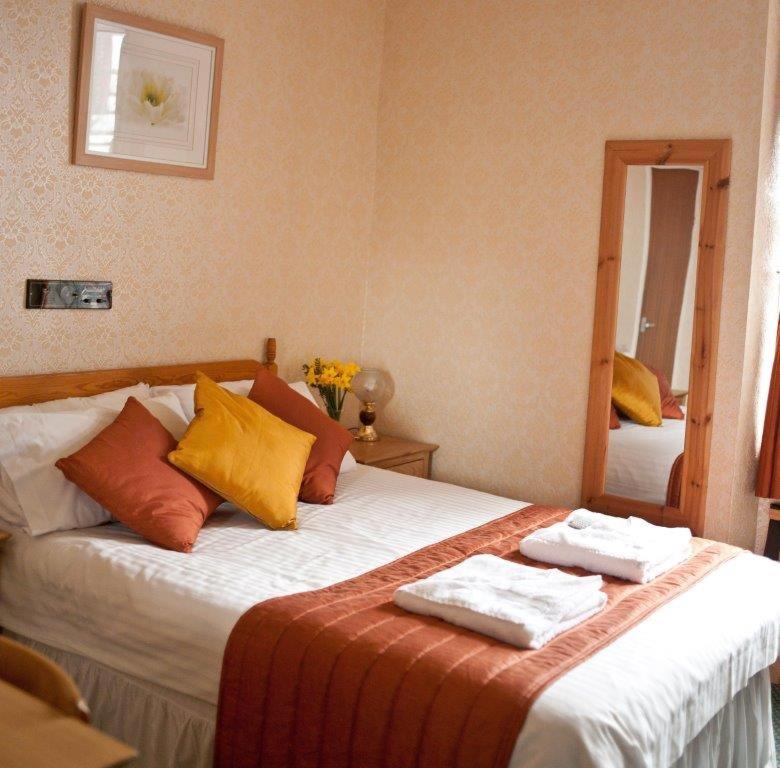 Standard Double Room image 4