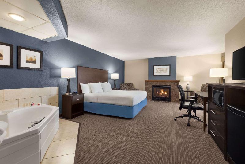 1 King Bed, Deluxe Studio Suite (Non-Smoking) image 2