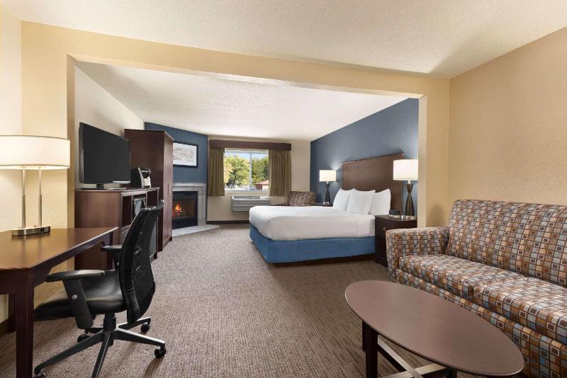 1 King Bed, Studio Suite (Non-Smoking) image 2