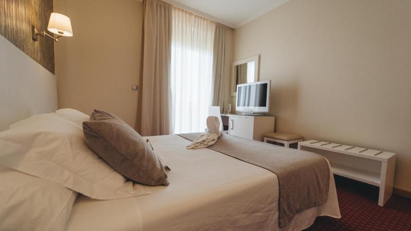 Deluxe Double Room image 2