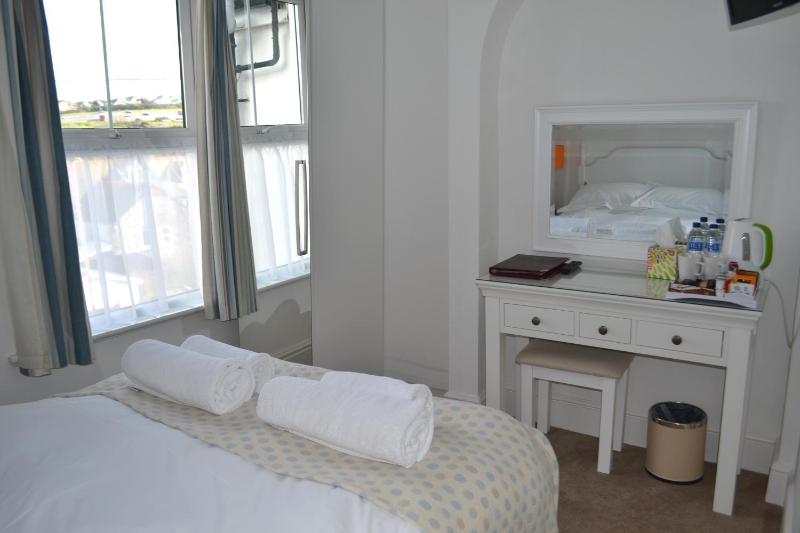 Small Double Room image 3