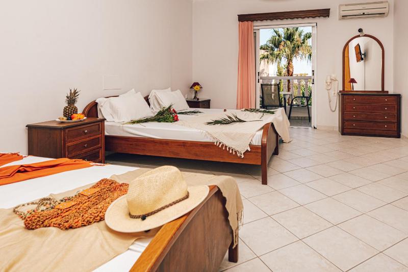 Triple Room with Balcony image 4