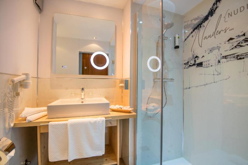 Junior Suite with Mountain View image 4