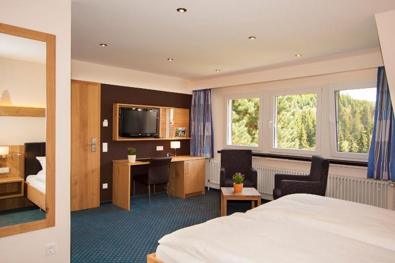 Double Room with Garden View image 3