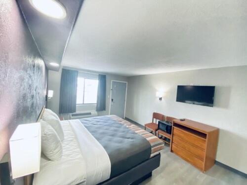 King Room - Non-Smoking image 2
