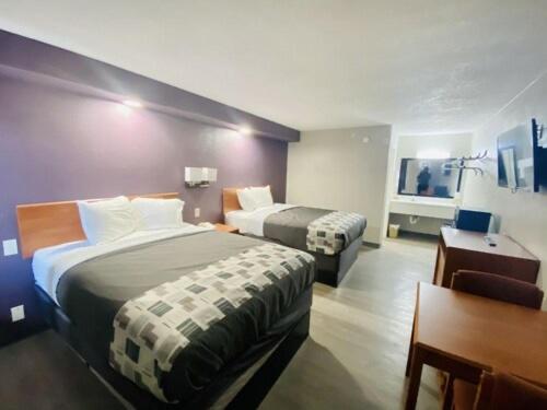 Queen Room with Two Queen Beds - Non-Smoking image 3