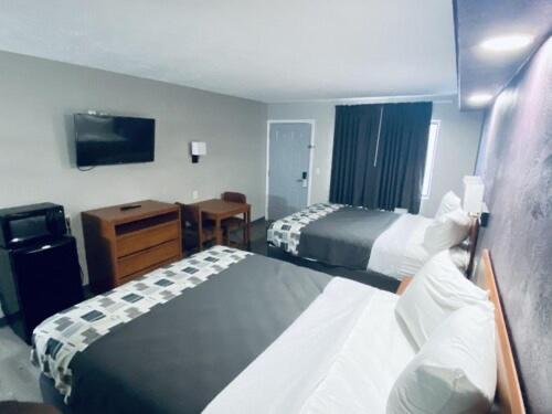 Queen Room with Two Queen Beds - Non-Smoking image 2