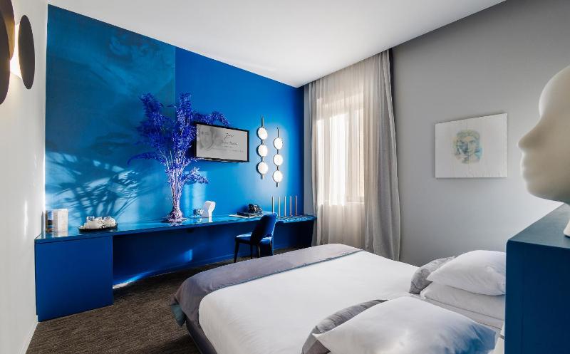 Deluxe Queen Room image 3