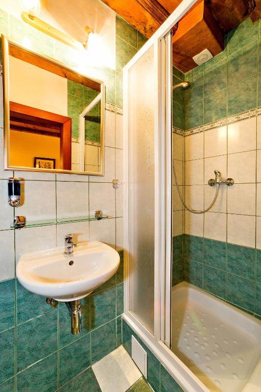 Standard Triple Room image 4