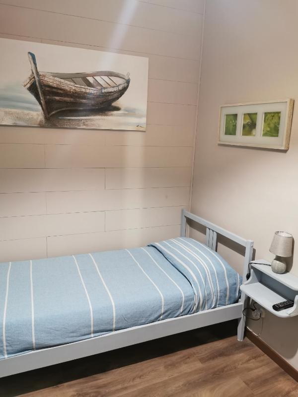 Single Room with Shared Bathroom image 4