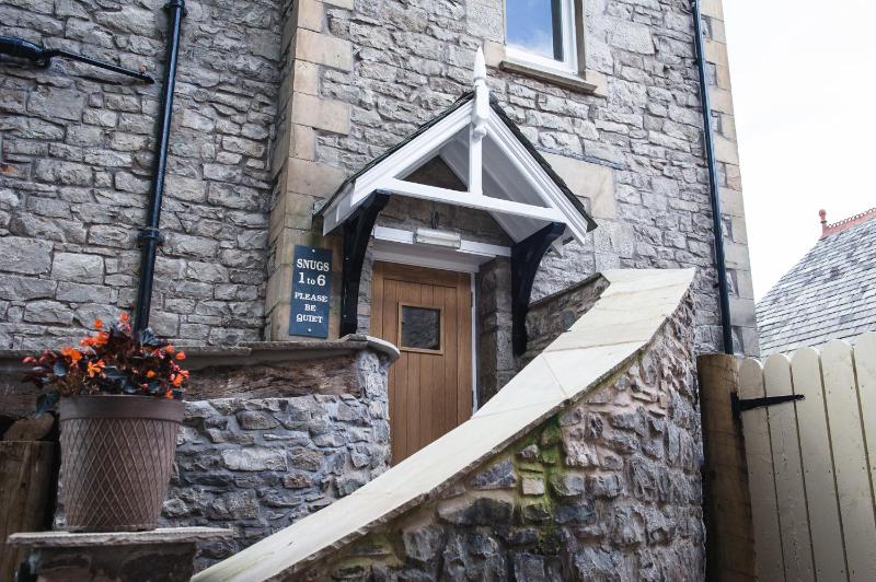 Family Suite (4 Adults) - Snug 1 image 2