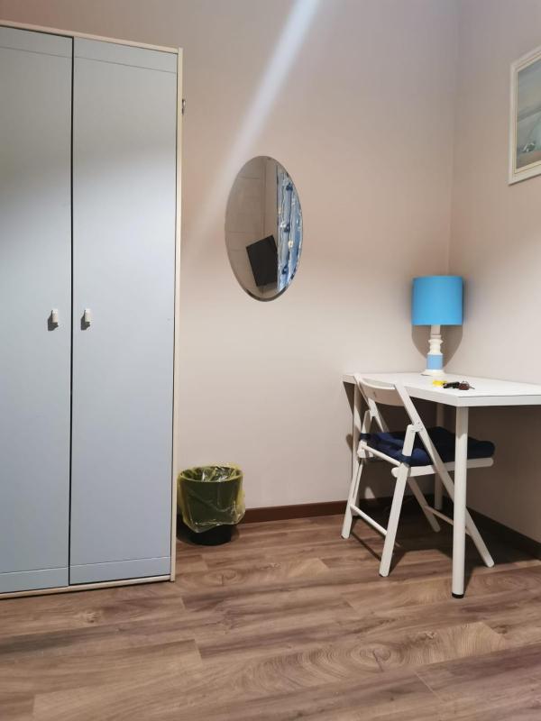 Single Room with Shared Bathroom image 3