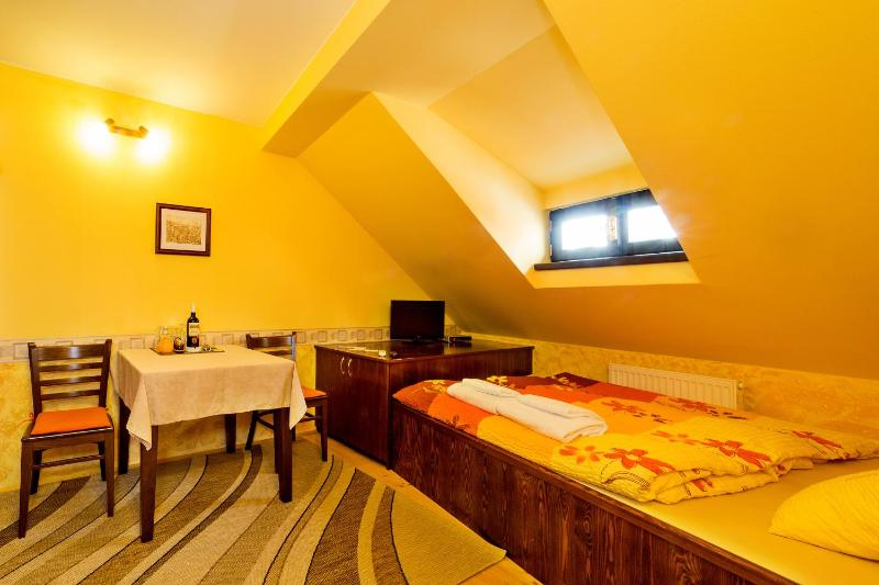 Standard Triple Room image 3