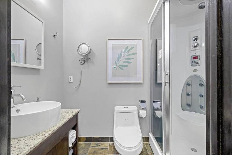 Nature's Nook by Instant Suites Pool & HotTub - image 43
