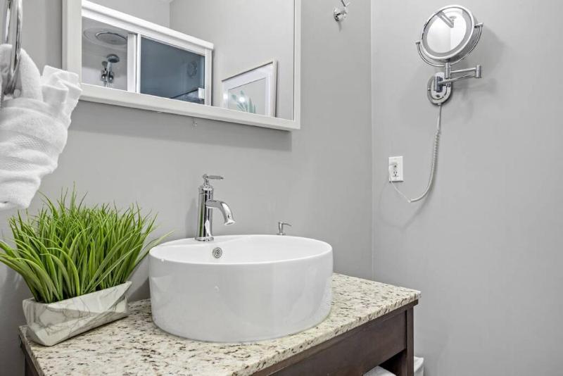 Nature's Nook by Instant Suites Pool & HotTub - image 12