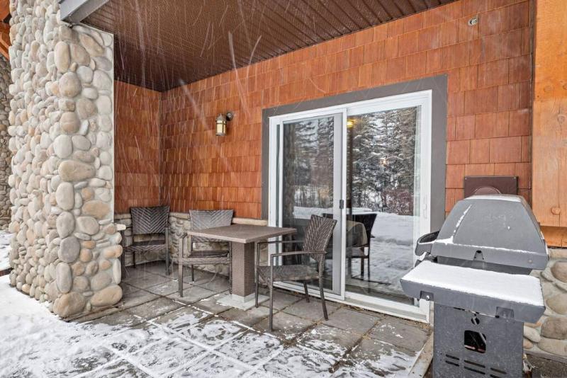 Nature's Nook by Instant Suites Pool & HotTub - image 2