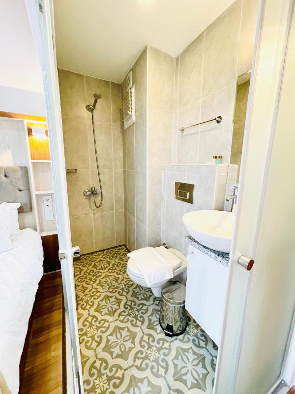Quadruple Room image 4