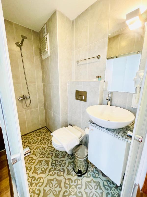 Large Double Room image 3