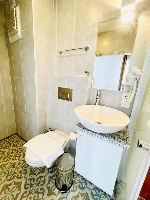 Large Double Room image 2