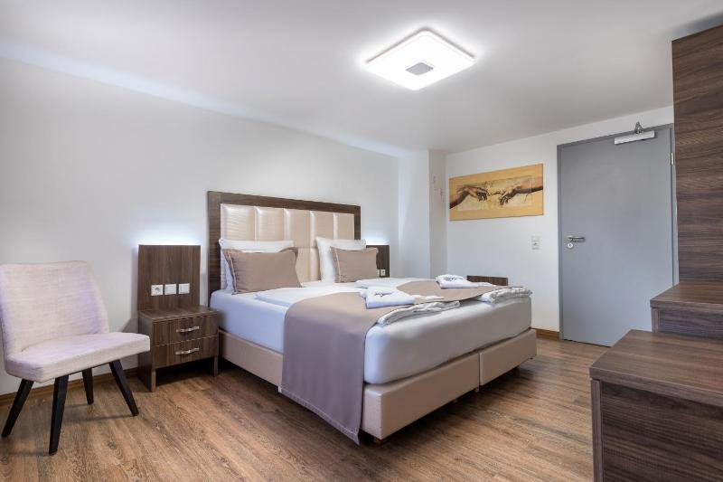 Deluxe Double Room image 3